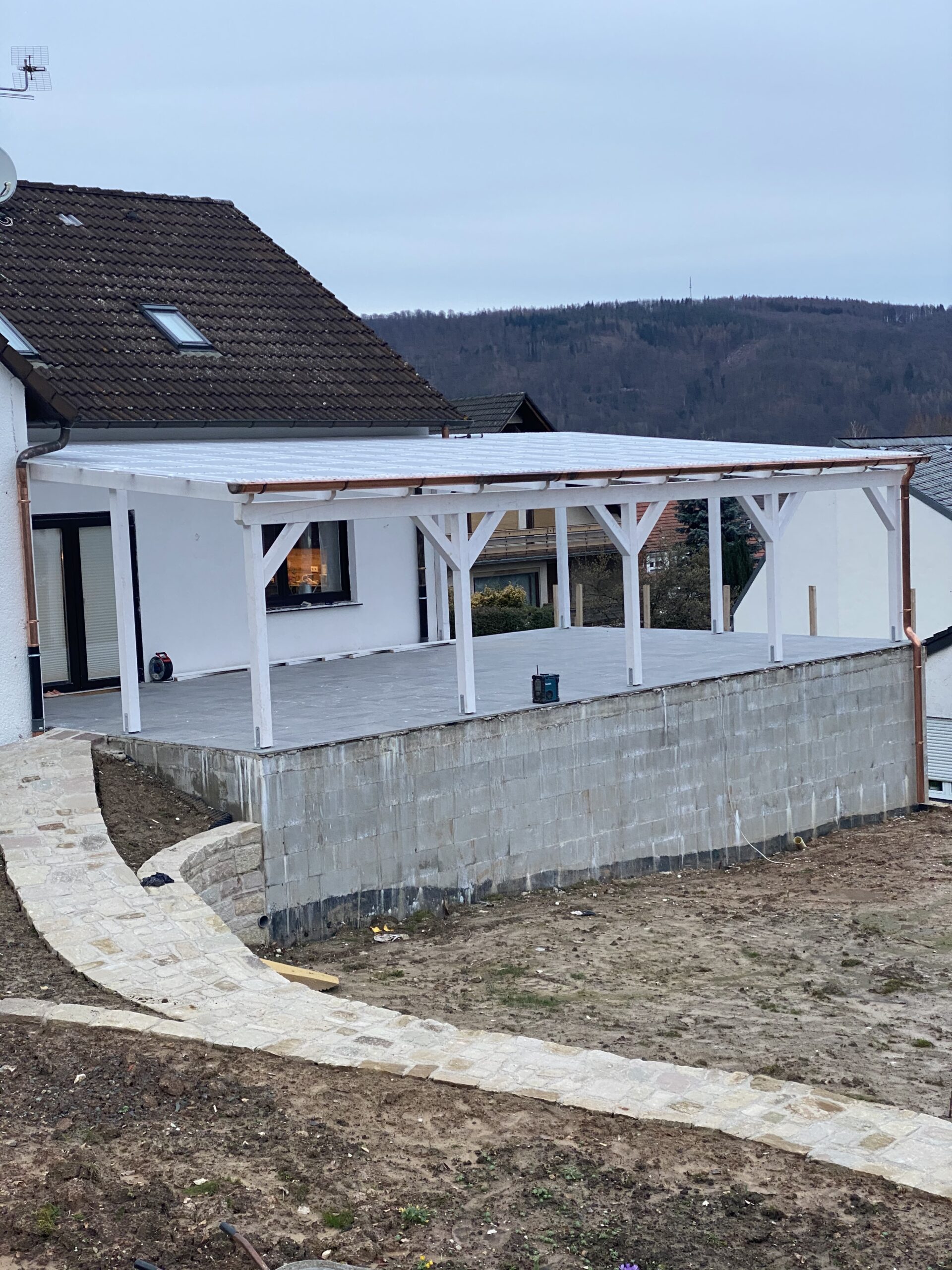 Holz-Terrassenüberdachung mit Dacheindeckung
