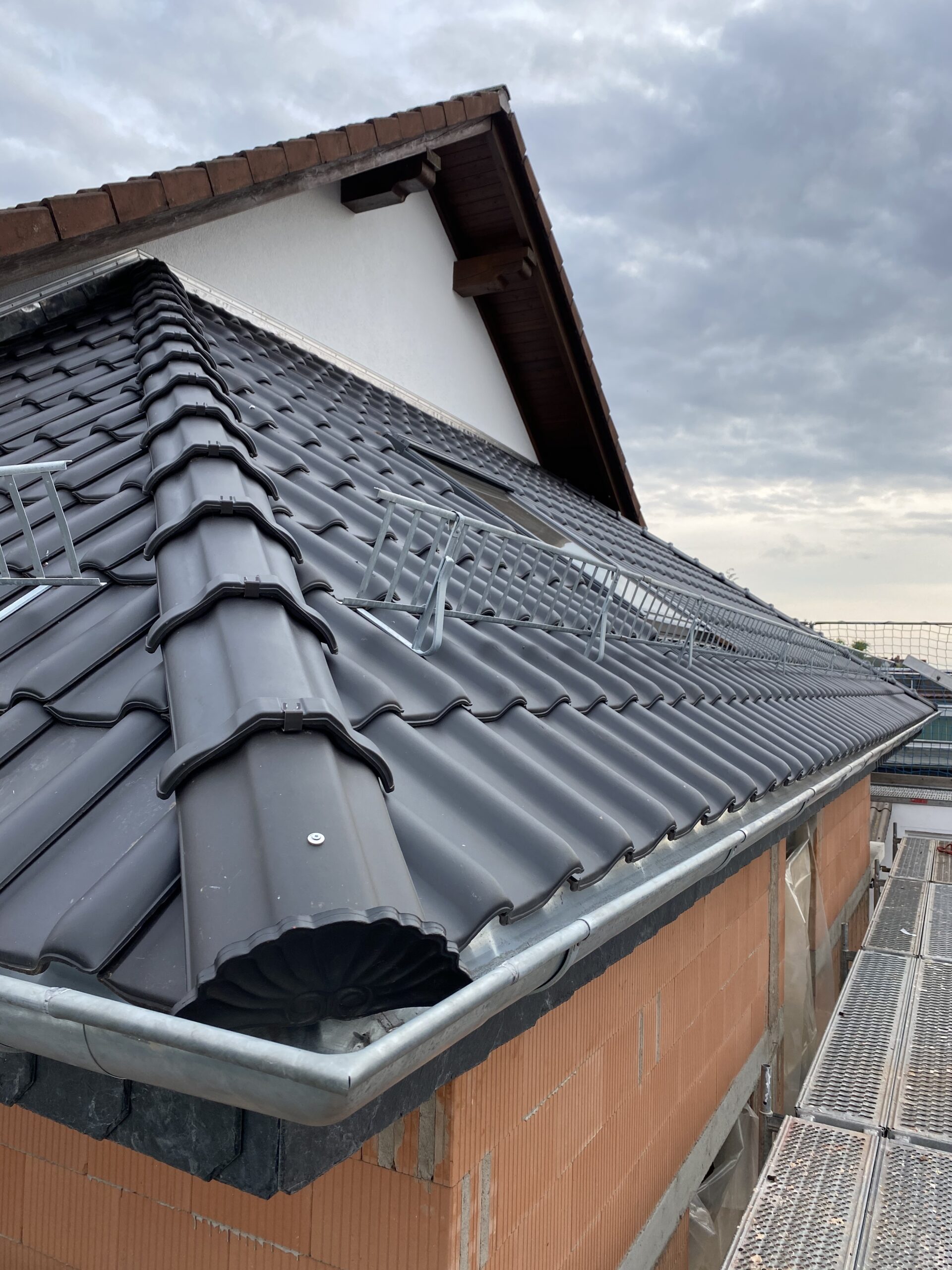 Neubau Eindeckung mit Schneefanggitter