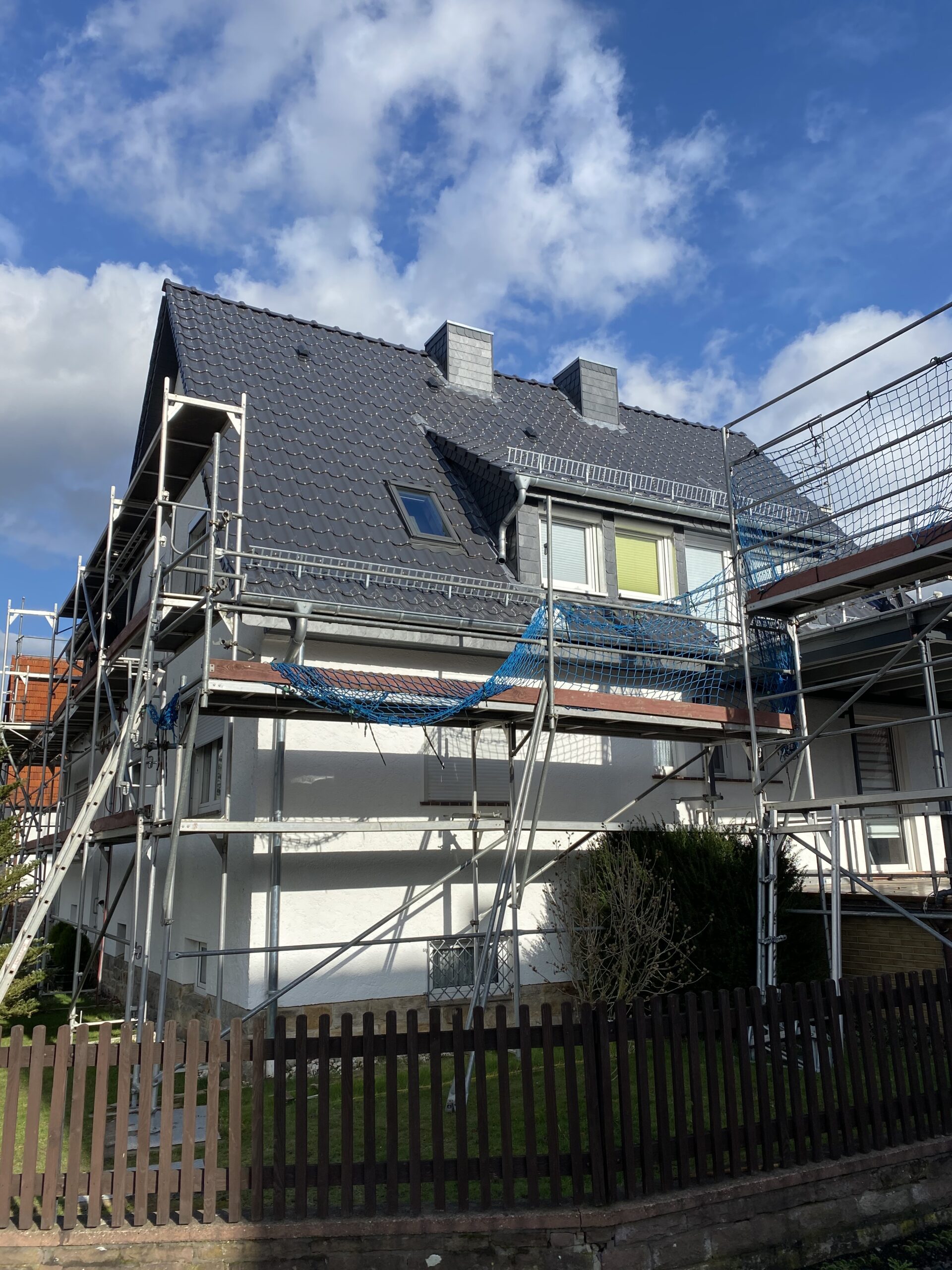 Neueindeckung mit Schornstein & Gaube